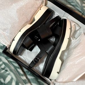 Naturalizer Size 91/2 NEW Black sandals with white bottom